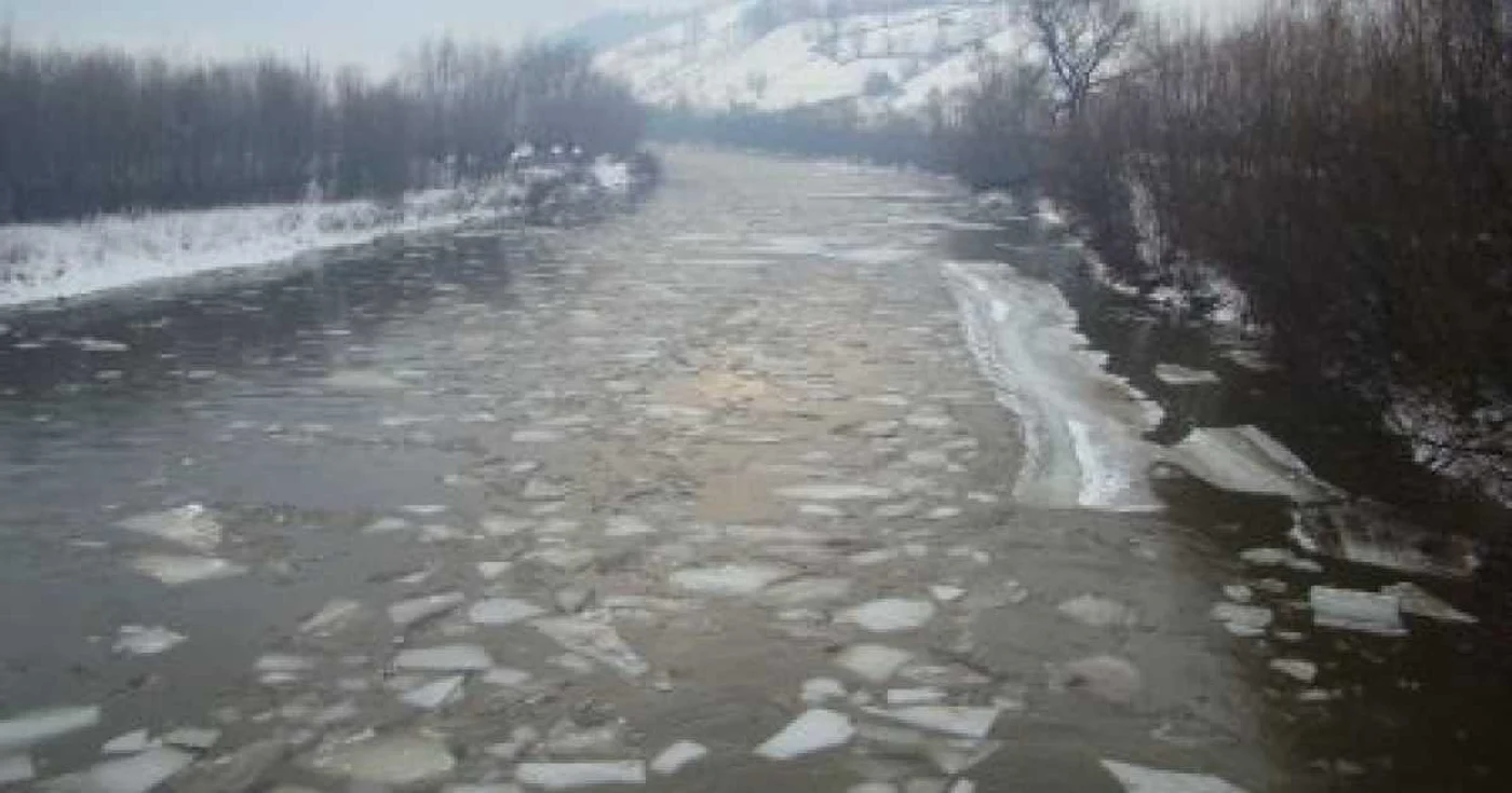 Acumulările de gheaţă de pe Bistriţa au grosimi cuprinse între 0,5 metri şi un metru