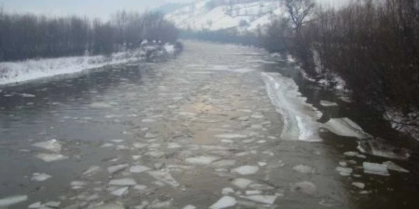 Acumulările de gheaţă de pe Bistriţa au grosimi cuprinse între 0,5 metri şi un metru