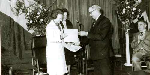 p3 conferirea titlului de „Membru de onoare al Institutului Regal de Chimie” Elenei Ceausescu (Marea Britanie, 1978) fototeca online a comunismului romanesc jpeg