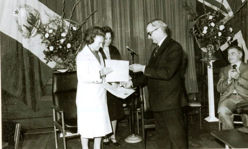 p3 conferirea titlului de „Membru de onoare al Institutului Regal de Chimie” Elenei Ceausescu (Marea Britanie, 1978) fototeca online a comunismului romanesc jpeg