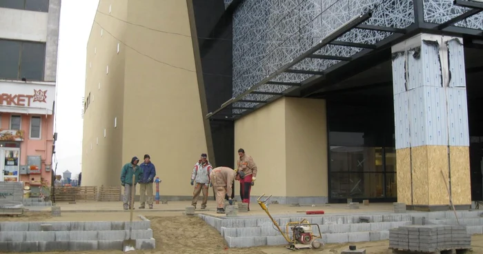 Sute de muncitori lucrează și în weekend pentru a termina Mall-ul Atrium