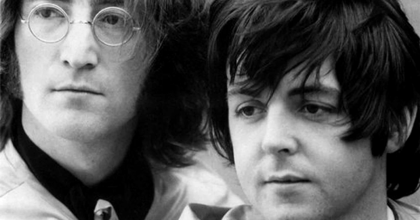 John Lennon şi Paul McCartney au fost fondatorii celebrei trupe britanice The Beatles