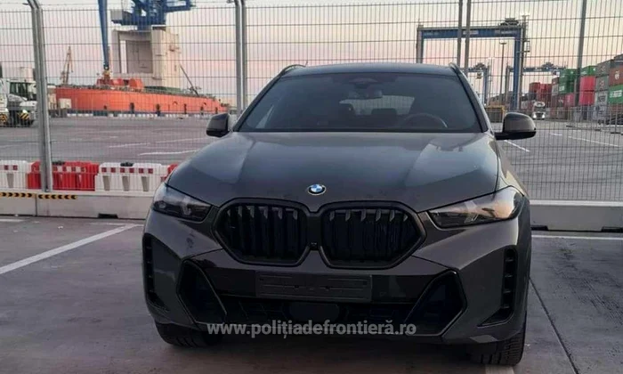O mașină de lux neagră