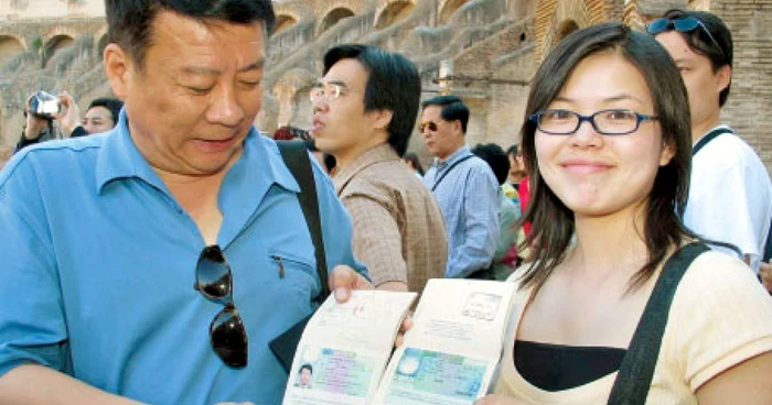 La Colosseum, turiștii chinezi se fotografiază cu viza Schengen 