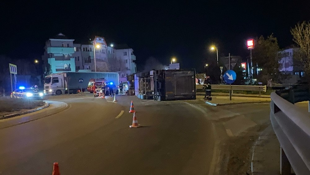 Un autotren încărcat cu porci s-a răsturnat pe A4, la ieşirea din localitatea Ovidiu. Șoferul a fost rănit grav
