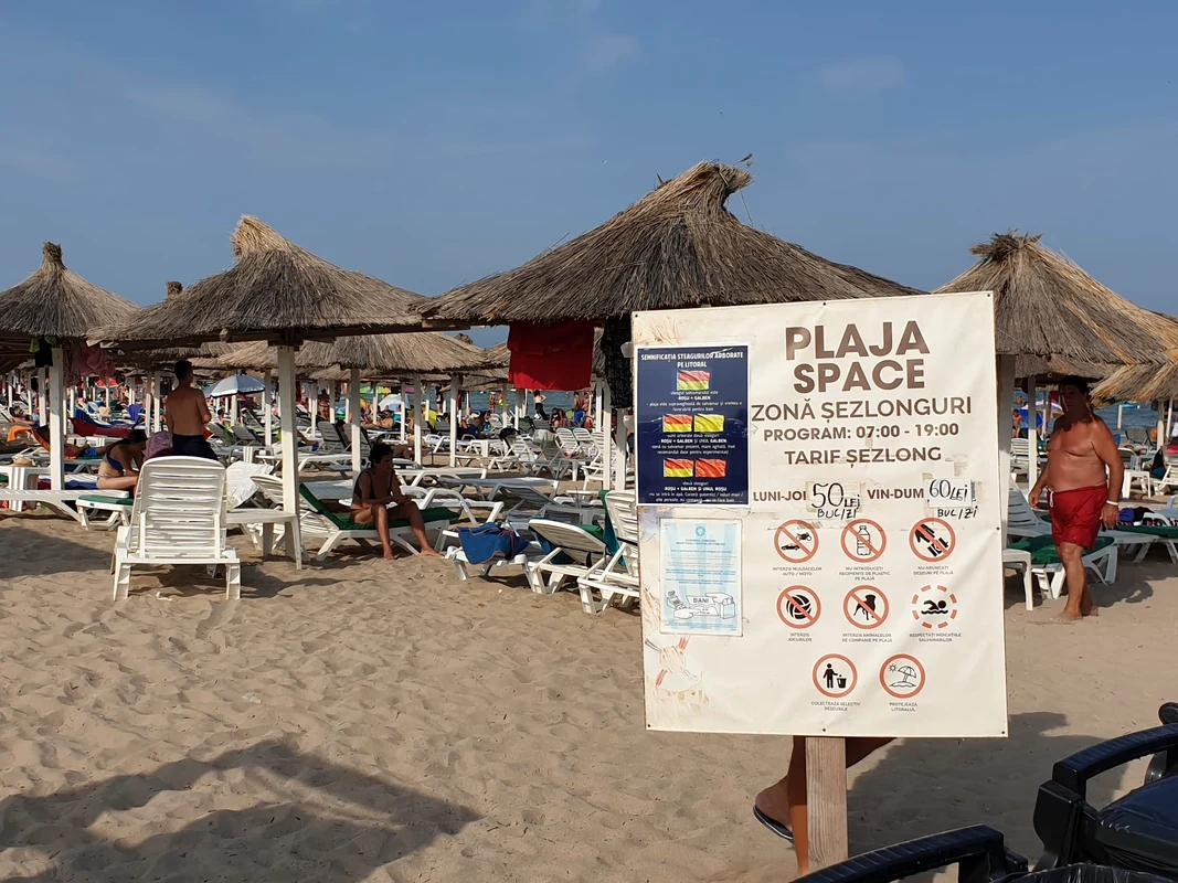Șezlongurile de pe plaja Neptun costă între 50-60 de lei / Foto: Click!