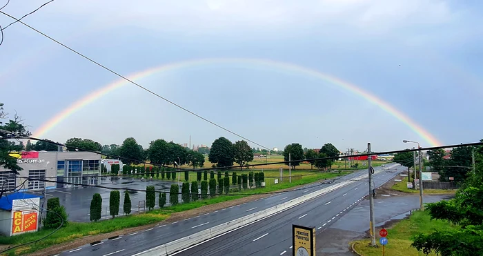 Curcubeul de pe cerul Săvineștiului nu a fost încă reclamat, dar este timp FOTO Facebook Săvinești