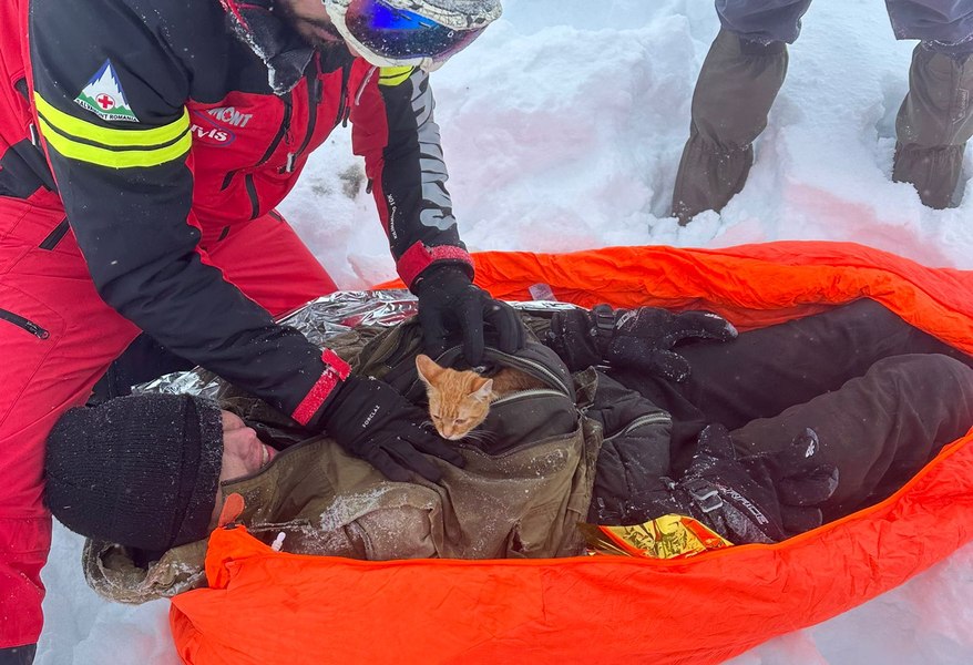 Un fugar ucrainean căzut într-o râpă din Maramureș a fost salvat de motanul său