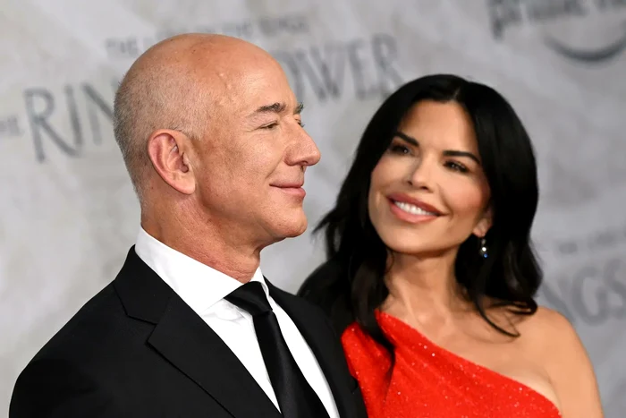 Jeff Bezos și logodnica lui, Lauren Sanchez FOTO: X