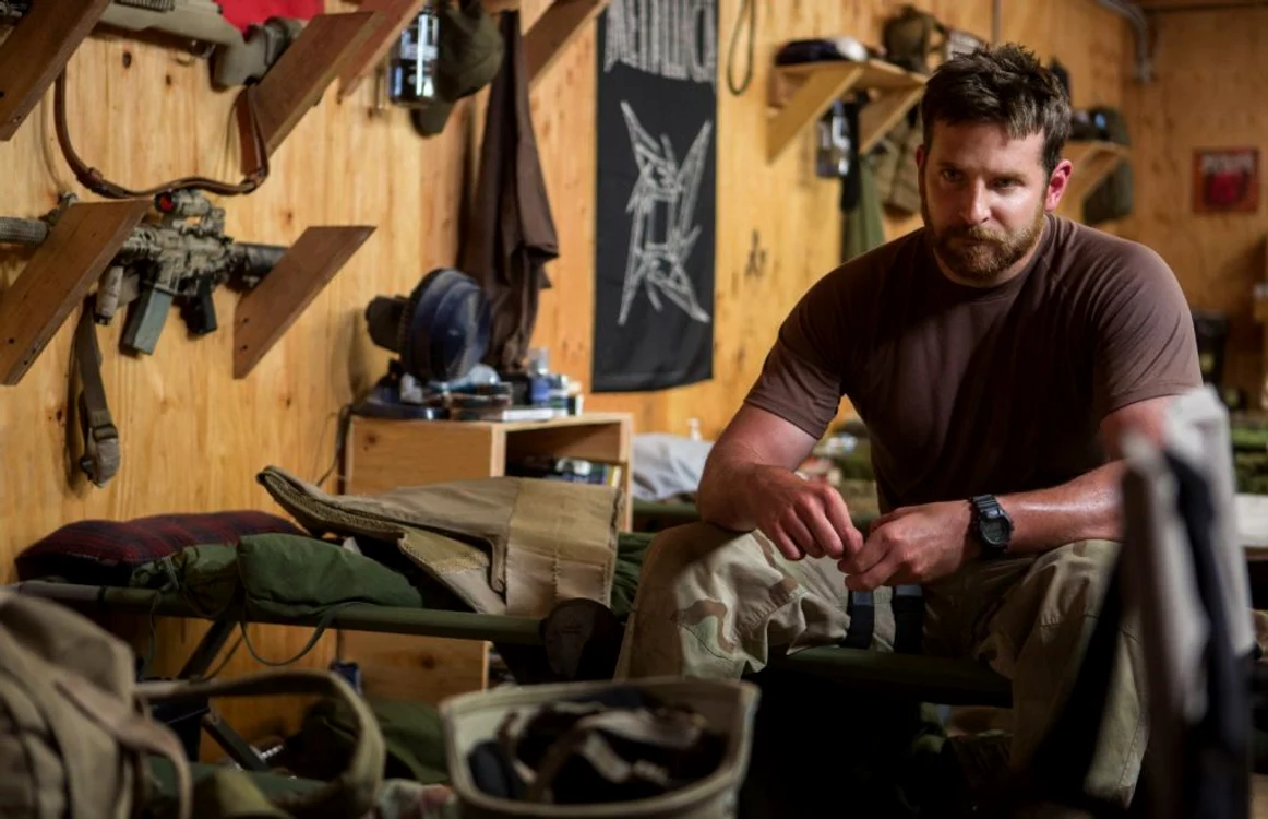 Bradley Cooper este
protagonistul peliculei „Lunetistul american/American Sniper“ FOTO Warner Bros