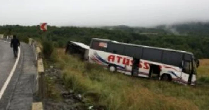 Sibiu: 2 morţi, mamă şi fiică  şi 7 răniţi în urma unui accident dintre un TIR şi un autocar în Alba