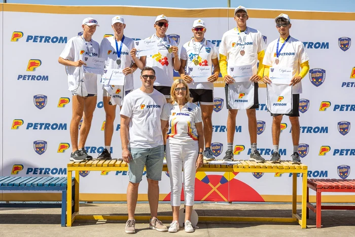 Canotorii juniori s-au aflat alături de marii campioni ai acestui sport (Foto: FR de Canotaj)