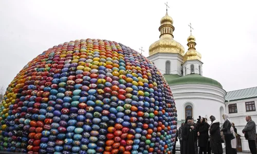 Ou uriaş expus la Kiev de Paşte  (Foto: EPA) jpeg