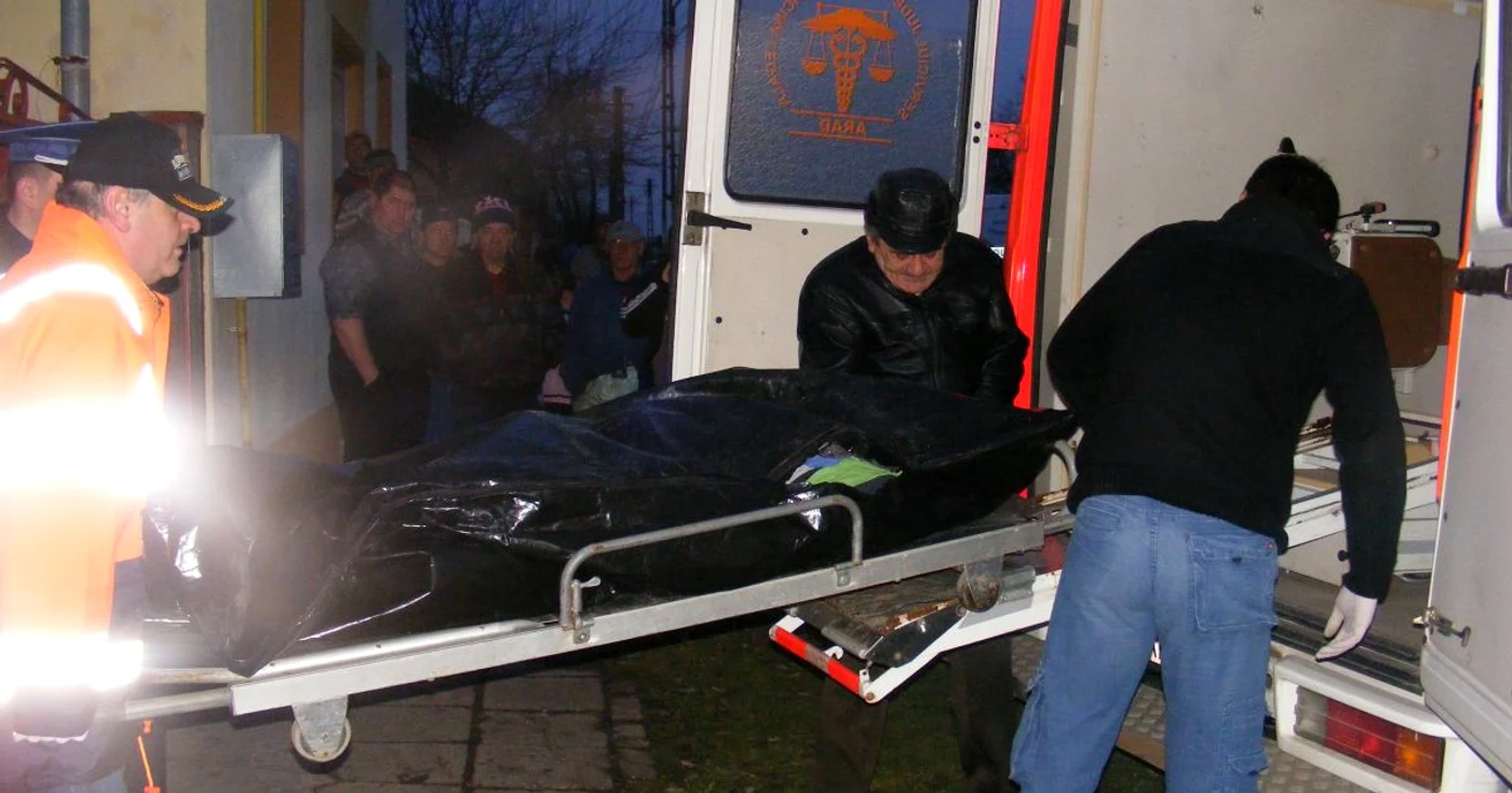 Corpul bărbatulu a fost ridicat sub ochii vecinilor îngroziţi
