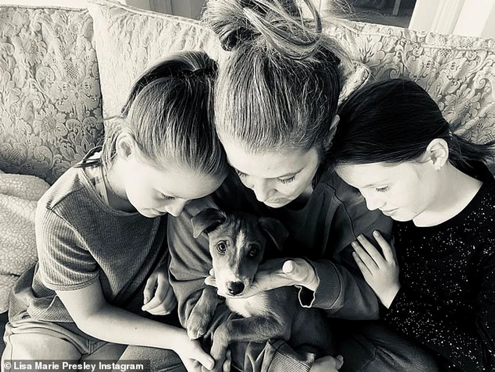 Lisa Presley a decis să le ofere un cămin mai multor cățeluși fără stăpân, în această perioadă