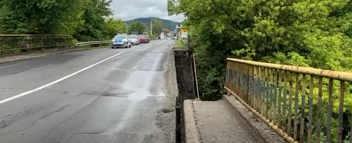 O bucată din pod a căzut şi traficul a fost închis. FOTO: captură video