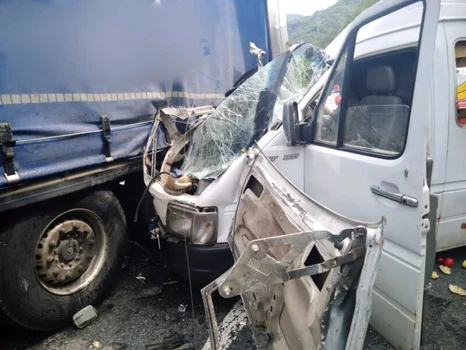 Accident pe DN7 - E81 pe Valea Oltului la Râul Vadului - Vâlcea în urma unei coliziuni între un TIR şi o dubiţă Foto Adevărul