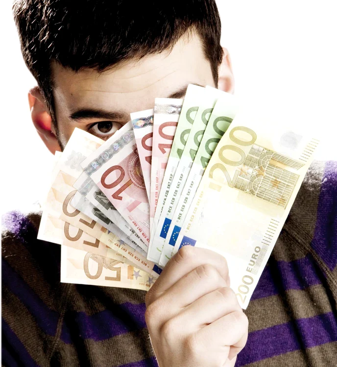 
    Românii vor plăti o taxă în plus  