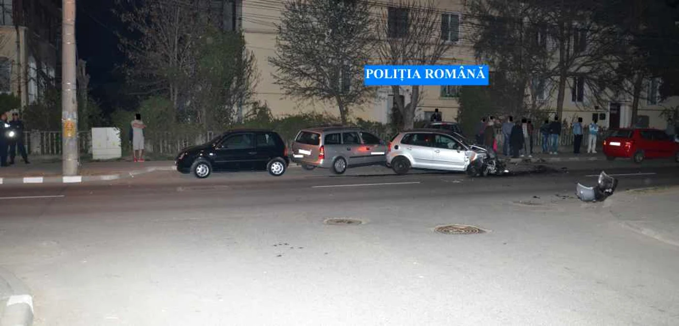 O femeie care a confundat pedala de frana cu cea de acceleratie a ajuns cu Mitsubishi intr-un copac (arhivă)