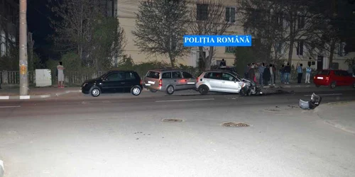 O femeie care a confundat pedala de frana cu cea de acceleratie a ajuns cu Mitsubishi intr-un copac (arhivă)