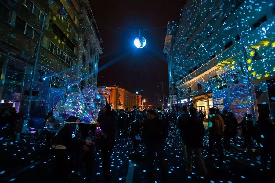 Festivalul Spotlight începe la București. Calea Victoriei devine o galerie de artă în aer liber