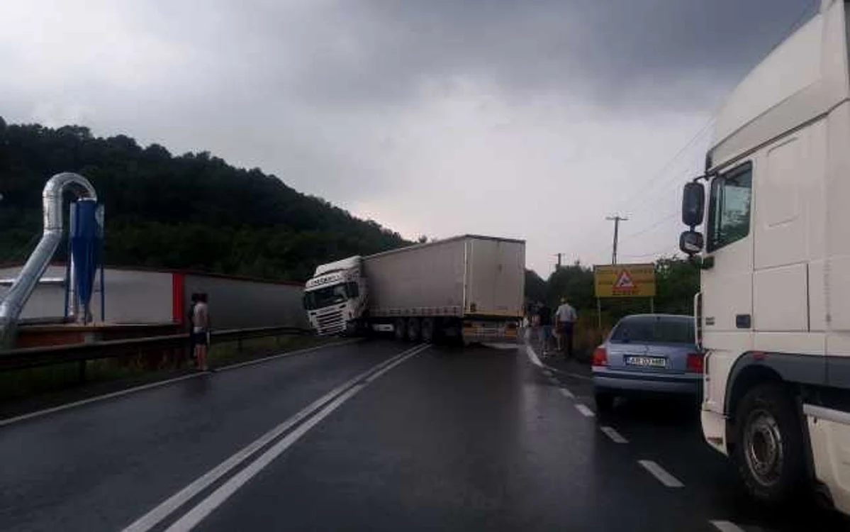 TIR ul a blocat drumul FOTO Radar Arad