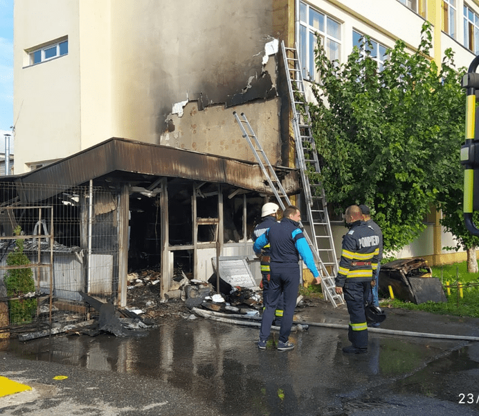 Incendiu violent la chioșcul unei școli din Hațeg. 400 de elevi au fost evacuați 
