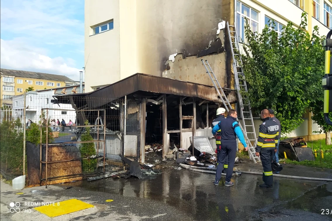 Incendiu la o școală din Hațeg. FOTO: ISU Hunedoara 
