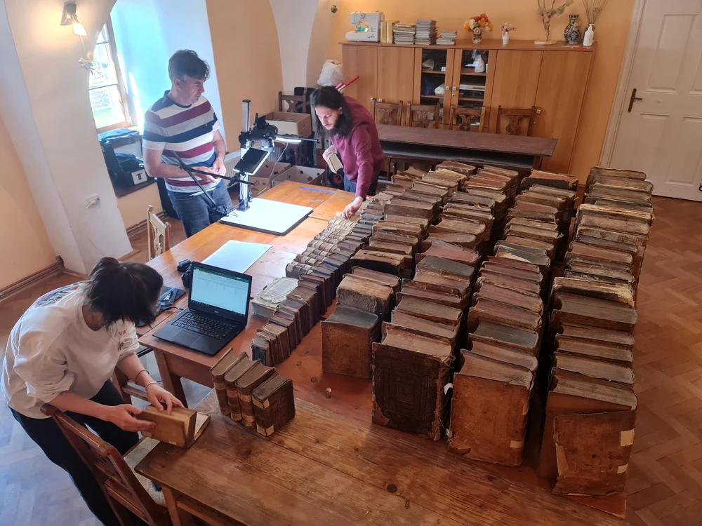 Echipa de cercetători analizează cărțile și documentele descoperite. FOTO: Adinel Dincă
