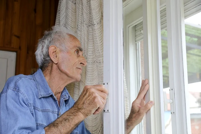 Românca profita de singurătatea bătrânilor FOTO: Shutterstock