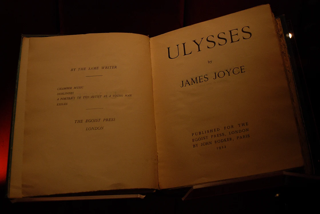 cartea lui James Joyce deschisă