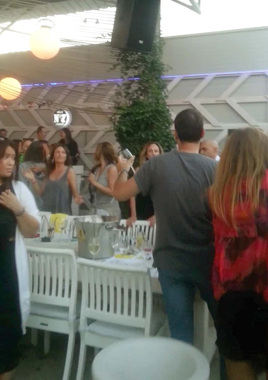 Maria Marinescu s-a distrat pe cinste la barul din Mamaia, a dansat şi a râs în compania prietenilor