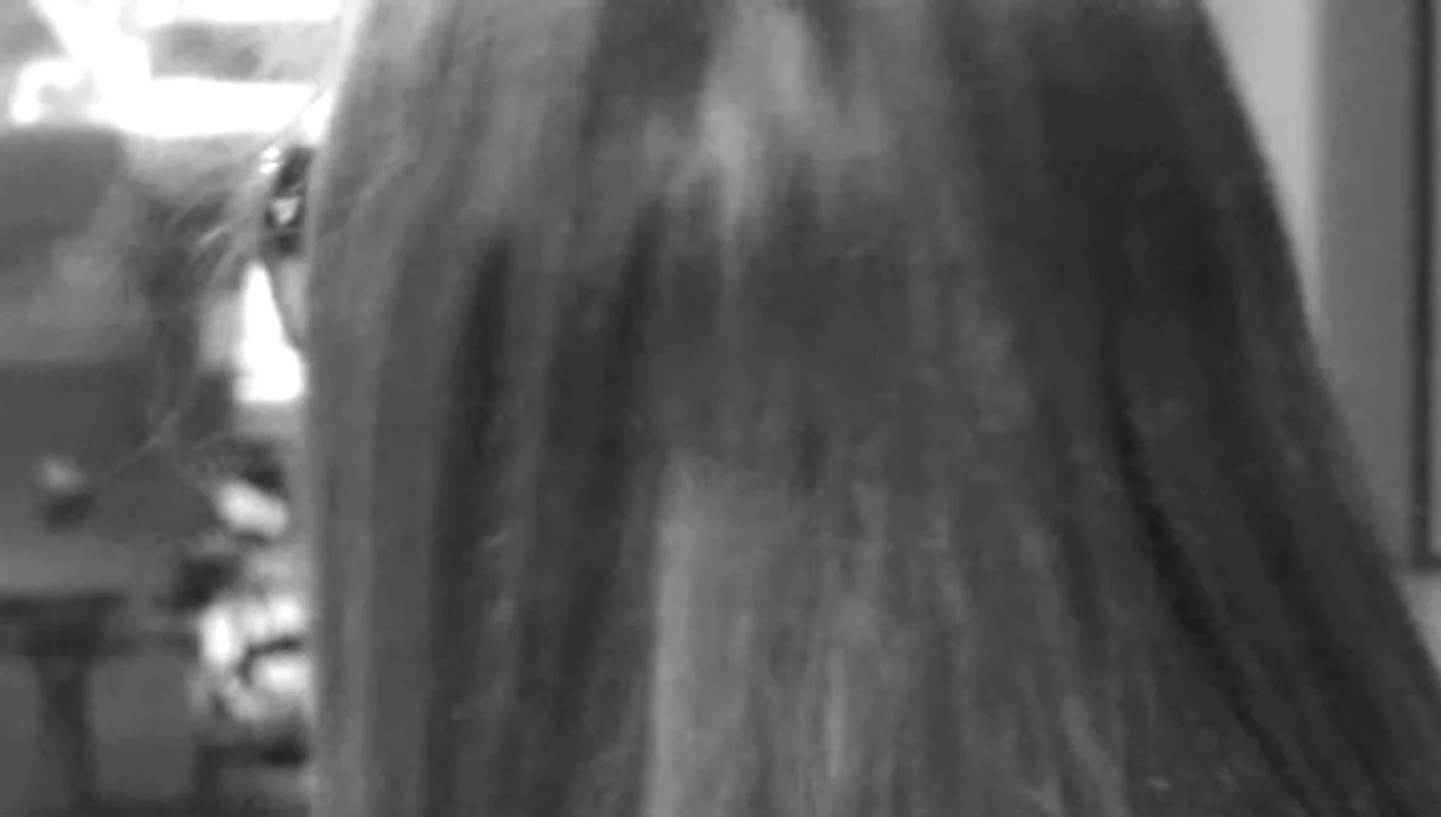 Dacă va continua să îşi vândă organele, femeia riscă puşcăria, sub acuzaţia de trafic de organe. (captură video)