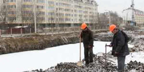 Muncitorii au săpat fundaţiei "Primei Case"