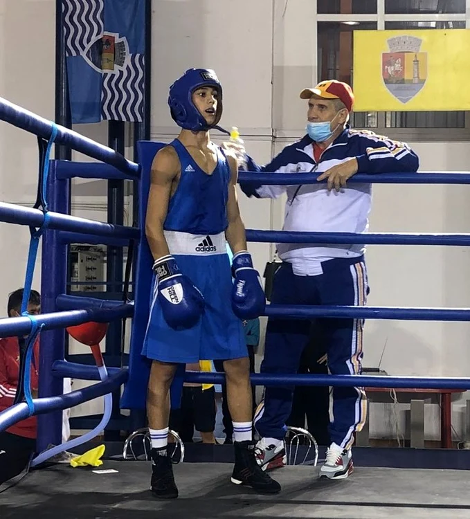 Titi ”Prosop” în acțiune, alături de unul dintre sportivii lui actuali