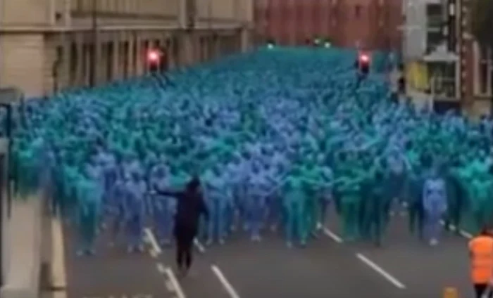 Au umblat complet dezbrpcați și vopsiți în albastru pe stradăFoto captură foto/Youtube