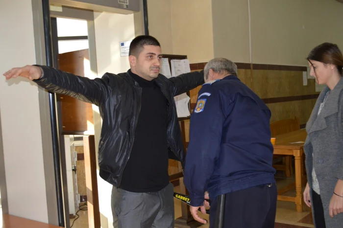 Andrei Spiridon la intrarea în Tribunalul Vaslui, unde s-a judecat contestaţia FOTO Simona Voicu