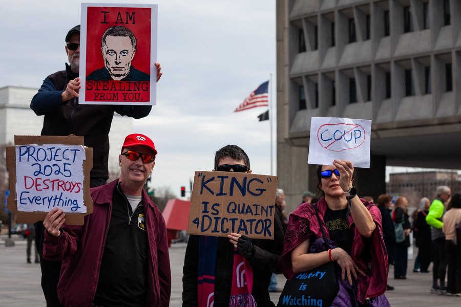Angajații agențiilor federale protestează împotriva lui Musk. Trump îi sare în ajutor miliardarului