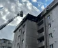 Focul a cuprins mansarda, dar și acoperișul blocului / Sursa foto: captură video CT Info