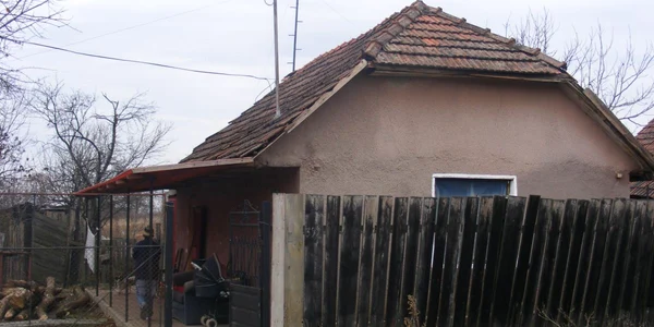 Casa unde locuia tânăra care a decedat la o oră după ce a născut