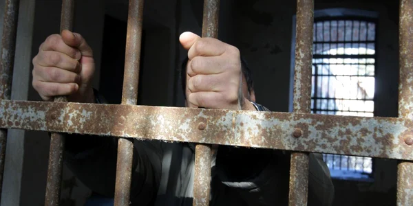 Autorităţile au găsit în spatele gratiilor mai multe prostituate