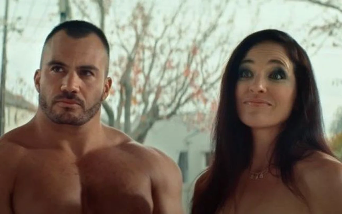 În spoatul campaniei „Keep It Real Online” apari doi actori porno care ajung într-o casă pentru a-i spune mamei ce a făcut fiul ei pe internet