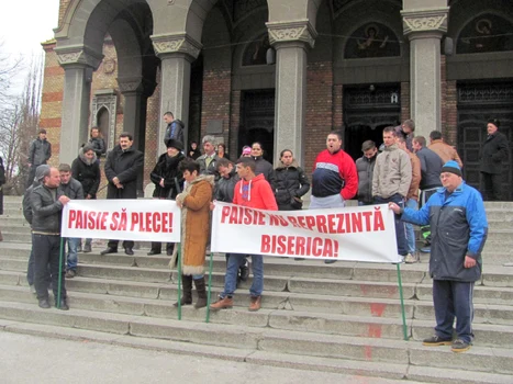 Protest pentru demiterea lui Paisie Lugojeanul