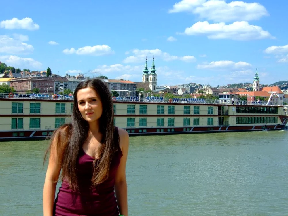 După două volume de poezie, Lavinia Bălulescu îşi lansează mâine primul roman, intitulat „La mine-n cap"