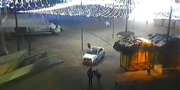 Vâlcea Şedinţă foto cu maşina într-o zonă interzisă auto exclusiv pietonată Foto captură video