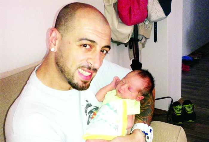 
    CRBL ne-a trimis  poza lui preferată  cu micuţa Alessia  