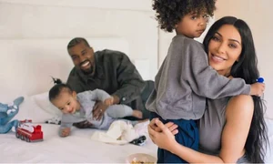 Patul de 1 milion de dolari, unde se văd Kim și Kaye, împreună cu doi dintre copii, Chicago (2 ani) și Psalm (1 an) jpeg