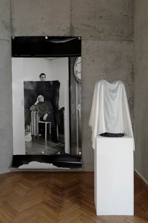 Sophie Thun, Backstage 2, 2023 (Silver Gelatin Print) + Fotogramă pe hîrtie baritată (stînga); copie