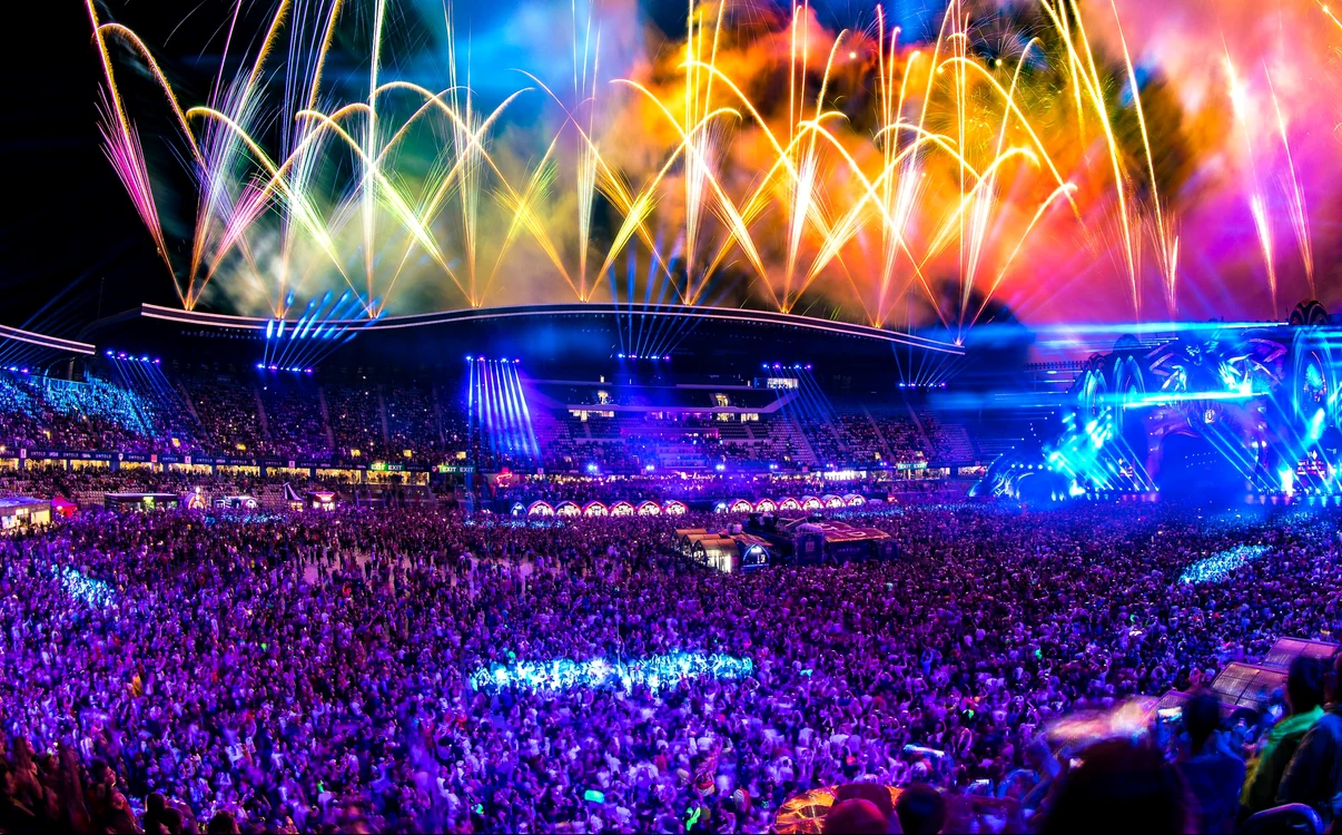 
    Untold este cel mai mare festival din România. În 2019, la ultima ediție, pe Cluj Arena s-au strâns peste 60.000 de persoane  