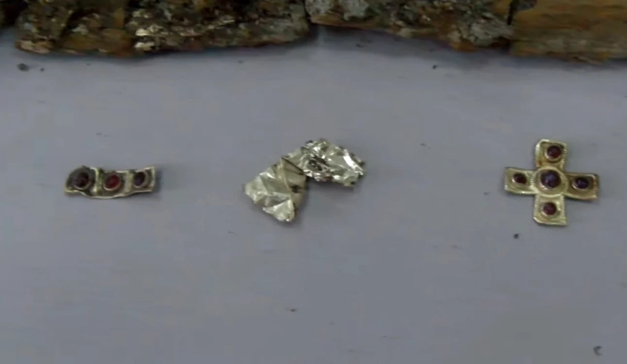 Mai multe obiecte din aur au fost găsite în urma lucrărilor arheologice la A7 foto: Facebook